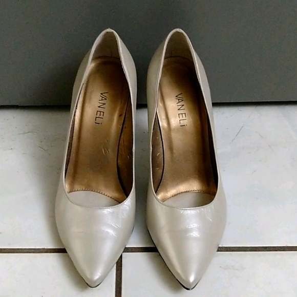 Tan heels - Picture 1 of 4